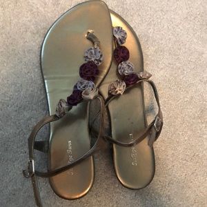 Slightly heeled floral sandal